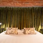 아파트 Via Cimabue 8b - Charming - Metropolitan Loft In - 20 Minute Walk To Center - Excellent Base For Exploring - Less Than 5 Minute Walk To The Supermarket - Amazing Bakery On The Corner *