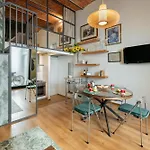 아파트 Via Cimabue 8b - Charming - Metropolitan Loft In - 20 Minute Walk To Center - Excellent Base For Exploring - Less Than 5 Minute Walk To The Supermarket - Amazing Bakery On The Corner *