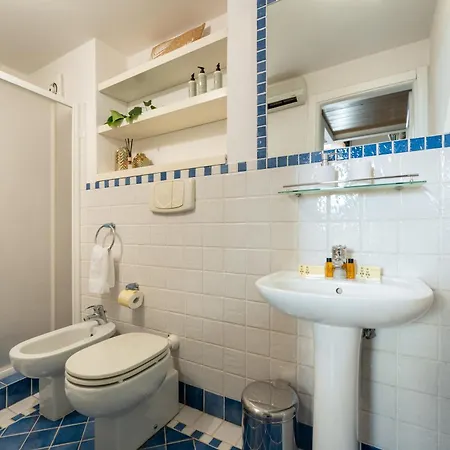 Metropolitan Loft: Center Base With Local Charm *