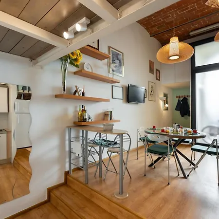 Metropolitan Loft: Center Base With Local Charm Apartment *