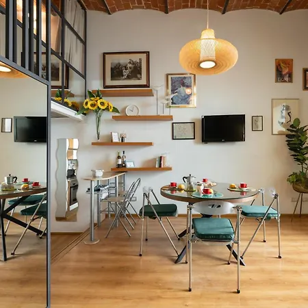 Metropolitan Loft: Center Base With Local Charm Apartment