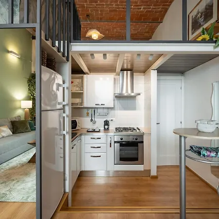Metropolitan Loft: Center Base With Local Charm Apartment *