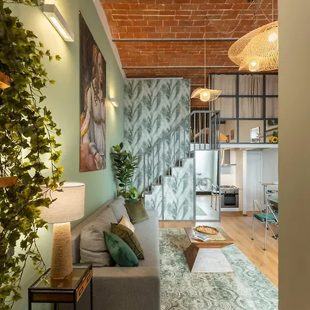 Metropolitan Loft: Center Base With Local Charm *