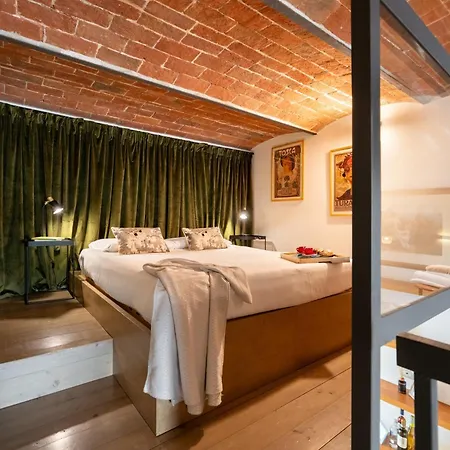 Metropolitan Loft: Center Base With Local Charm